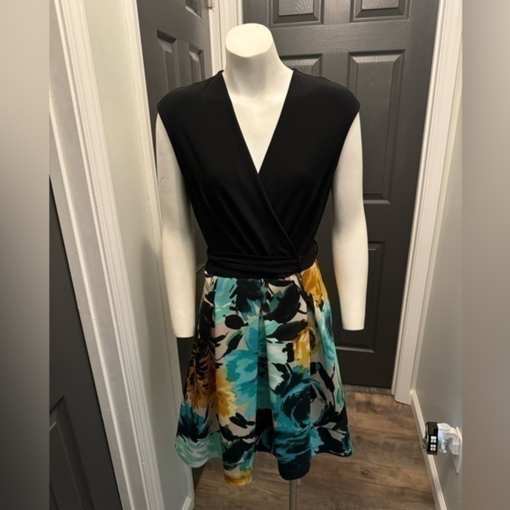 Women's Taylor dress sz 8 floral black
